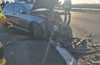 Kolejny wypadek na S8 pod Piotrkowem. Kierowca Mercedesa uderzył w ciężarówkę trafił do szpitala