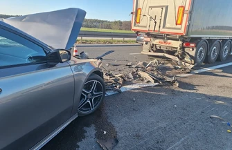 Kolejny wypadek na S8 pod Piotrkowem. Kierowca Mercedesa uderzył w ciężarówkę trafił do szpitala