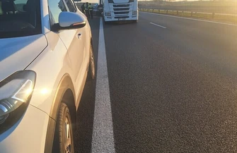 Kolejny wypadek na S8 pod Piotrkowem. Kierowca Mercedesa uderzył w ciężarówkę trafił do szpitala