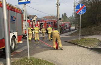 Płonął budynek przy Przedborskiej. Ogień strawił poddasze i część dachu