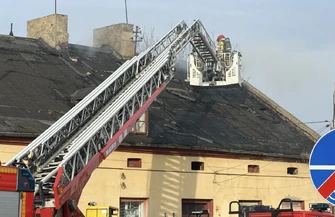 Płonął budynek przy Przedborskiej. Ogień strawił poddasze i część dachu