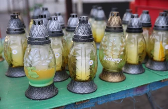 Wielkanocna pamięć o bliskich. Cmentarze w Piotrkowie pełne kolorów