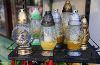 Wielkanocna pamięć o bliskich. Cmentarze w Piotrkowie pełne kolorów