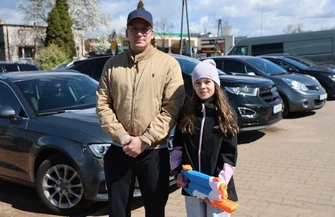 Parafianie nie zawiedli- wiadra wody wielka bitwa i mnóstwo dobrej zabawy. Śmigus-dyngus przy kościele św. Jana Pawła II w Piotrkowie