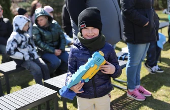 Parafianie nie zawiedli- wiadra wody wielka bitwa i mnóstwo dobrej zabawy. Śmigus-dyngus przy kościele św. Jana Pawła II w Piotrkowie