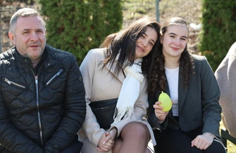 Parafianie nie zawiedli- wiadra wody wielka bitwa i mnóstwo dobrej zabawy. Śmigus-dyngus przy kościele św. Jana Pawła II w Piotrkowie