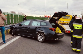 Toyota uderzyła w bariery na S8. 35-latek zasnął za kierownicą