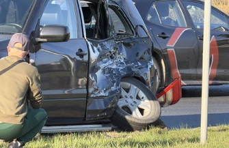 Zderzenie osobówki z ciężarówką na skrzyżowaniu Al. Sikorskiego i Concordii w Piotrkowie. Dwie osoby trafiły pod opiekę medyków