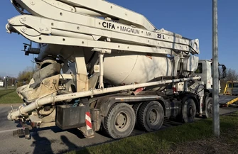 Zderzenie osobówki z ciężarówką na skrzyżowaniu Al. Sikorskiego i Concordii w Piotrkowie. Dwie osoby trafiły pod opiekę medyków