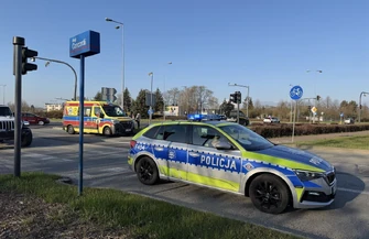 Zderzenie osobówki z ciężarówką na skrzyżowaniu Al. Sikorskiego i Concordii w Piotrkowie. Dwie osoby trafiły pod opiekę medyków