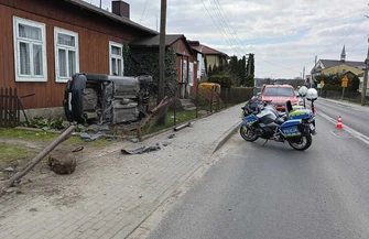 Kierowca staranował  ogrodzenie i prawie uderzył w dom