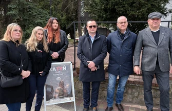 Guziki pamięci rozdane. Piotrkowianie uczcili ofiary Katynia