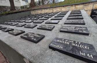 Guziki pamięci rozdane. Piotrkowianie uczcili ofiary Katynia