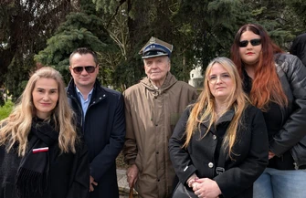 Guziki pamięci rozdane. Piotrkowianie uczcili ofiary Katynia