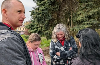 Guziki pamięci rozdane. Piotrkowianie uczcili ofiary Katynia