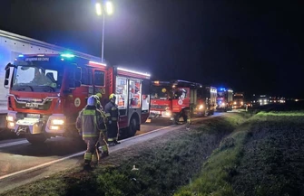 Czołowe zderzenie na DK74. 21-latek trafił do szpitala