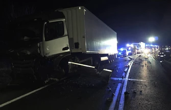 Czołowe zderzenie na DK74. 21-latek trafił do szpitala