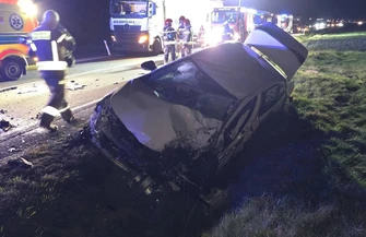 Czołowe zderzenie na DK74. 21-latek trafił do szpitala