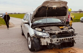 Groźny wypadek w Kamocinku w gminie Grabica. Kierujący Fordem nie zatrzymał się na stopie