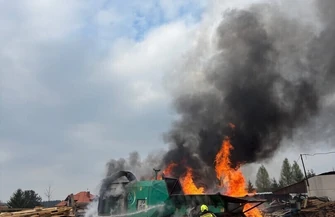 Pożar w tartaku w Łękach Szlacheckich. Ogień objął zrębak do drewna