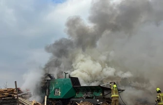 Pożar w tartaku w Łękach Szlacheckich. Ogień objął zrębak do drewna