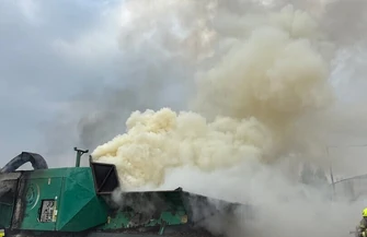 Pożar w tartaku w Łękach Szlacheckich. Ogień objął zrębak do drewna