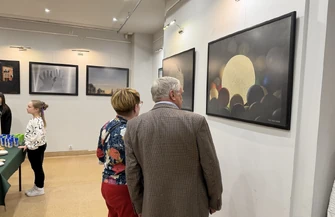 Młodzi fotograficy pokazali światło i cień. Wystawa w OEA MOK