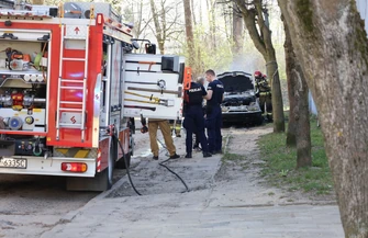 Auto stanęło w ogniu na Broniewskiego