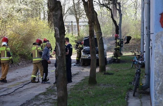 Auto stanęło w ogniu na Broniewskiego