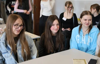 Chrobry otworzył drzwi dla ósmoklasistów. Setki uczniów nauka przez doświadczenie i wyjątkowa atmosfera podczas dni otwartych I LO w Piotrkowie Trybunalskim