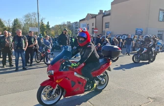 Automobil Klub Piotrkowski WORD oraz MOK w Piotrkowie zaprosili w sobotę wszystkich pasjonatów motoryzacji na oficjalne rozpoczęcie sezonu motocyklowego.