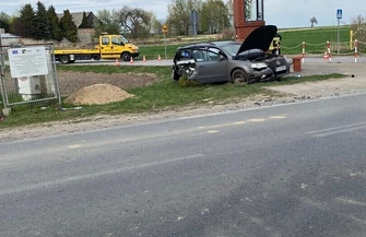 Wypadek w Biskupiej Woli gm. Czarnocin pod Piotrkowem Trybunalskim. W zderzeniu dwóch aut 4 osoby ranne 12-latek w stanie ciężkim