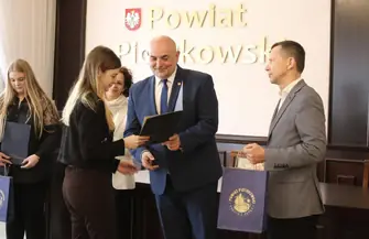 Stypendia Starosty Powiatu Piotrkowskiego dla najwybitniejszych uczniów przyznane