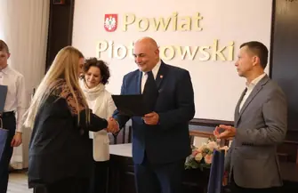 Stypendia Starosty Powiatu Piotrkowskiego dla najwybitniejszych uczniów przyznane