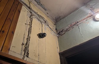 Kamienica grozy w Piotrkowie Mieszkańcy alarmują o strachu pożarze i agresji