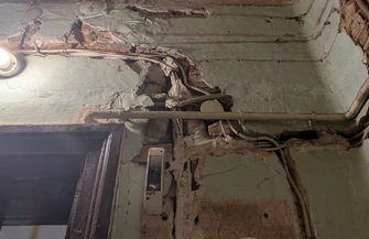 Kamienica grozy w Piotrkowie Mieszkańcy alarmują o strachu pożarze i agresji