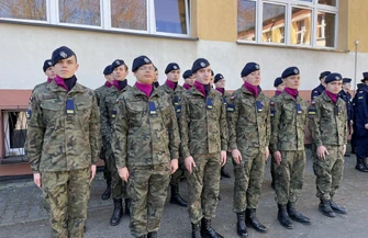 Wzruszająca uroczystość klas mundurowych w IV LO ślubowanie pierwszoklasistów i pożegnanie kadetów