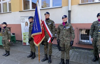 Wzruszająca uroczystość klas mundurowych w IV LO ślubowanie pierwszoklasistów i pożegnanie kadetów