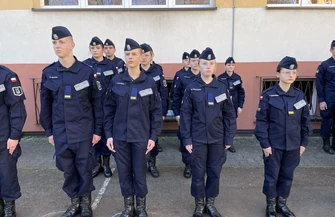 Wzruszająca uroczystość klas mundurowych w IV LO ślubowanie pierwszoklasistów i pożegnanie kadetów