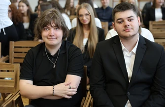 Ostatni dzwonek i powrót za kilka dni. Maturzyści II LO zakończyli rok szkolny