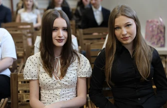 Ostatni dzwonek i powrót za kilka dni. Maturzyści II LO zakończyli rok szkolny