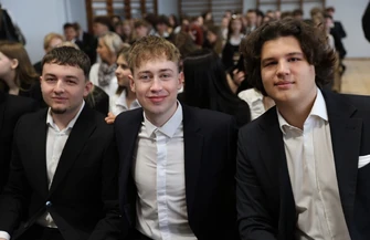 Ostatni dzwonek i… powrót za kilka dni. Maturzyści II LO zakończyli rok szkolny