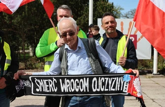 Grzegorz Braun w Piotrkowie ostre słowa i gaśnica na krzywdzie. Spotkanie w cieniu protestu rolników
