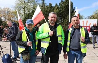 Grzegorz Braun w Piotrkowie ostre słowa i gaśnica na krzywdzie. Spotkanie w cieniu protestu rolników