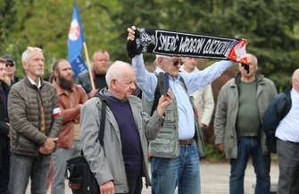 Grzegorz Braun w Piotrkowie ostre słowa i gaśnica na krzywdzie. Spotkanie w cieniu protestu rolników