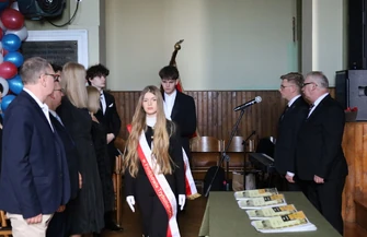 Uroczyste zakończenie roku szkolnego maturzystów w I Liceum Ogólnokształcącym im. Bolesława Chrobrego w Piotrkowie Trybunalskim