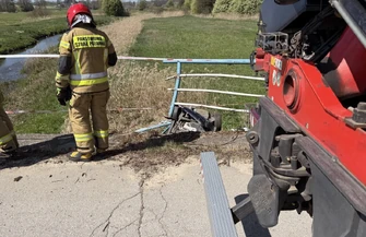 Auto spadło z mostu w Lubiatowie. Groźny wypadek pod Piotrkowem jedna osoba poszkodowana są duże utrudnienia