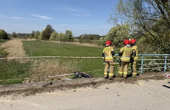 Auto spadło z mostu w Lubiatowie. Groźny wypadek pod Piotrkowem jedna osoba poszkodowana są duże utrudnienia