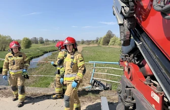 Auto spadło z mostu w Lubiatowie. Groźny wypadek pod Piotrkowem jedna osoba poszkodowana są duże utrudnienia