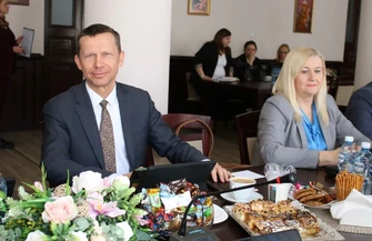 Powiat inwestuje w drogi i wzmacnia współpracę z gminami